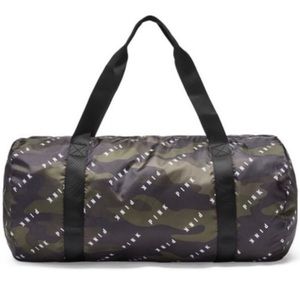 Nwt vs pink camo duffel packable